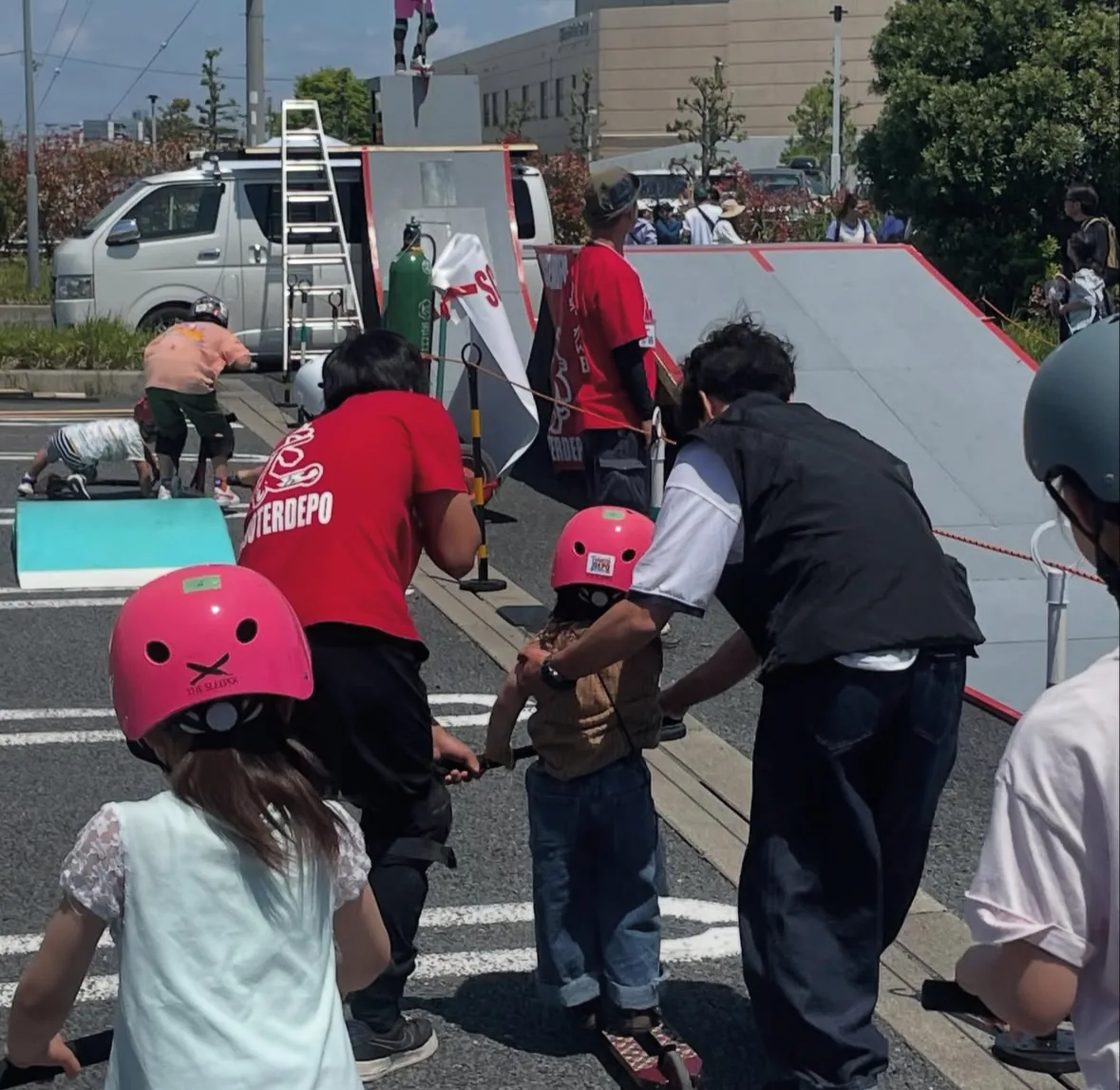 スクーター体験会で参加者をサポートする様子
