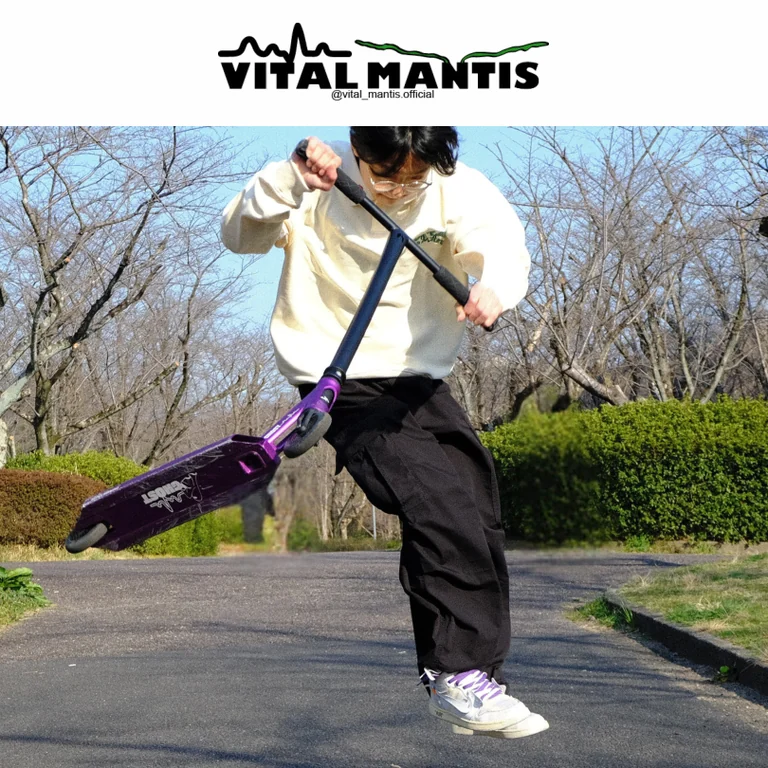 VITAL MANTIS PIXEL LONG POLOを着用したライディング（公式Instagram掲載画像）
